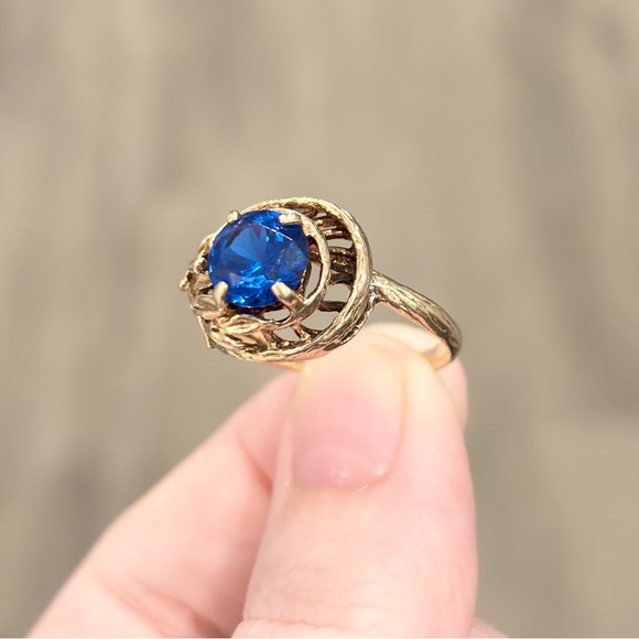 Vintage Blue Spinel Ring: Large mid century filigree heavy 10K solid yellow gold - Picture 7 of 12